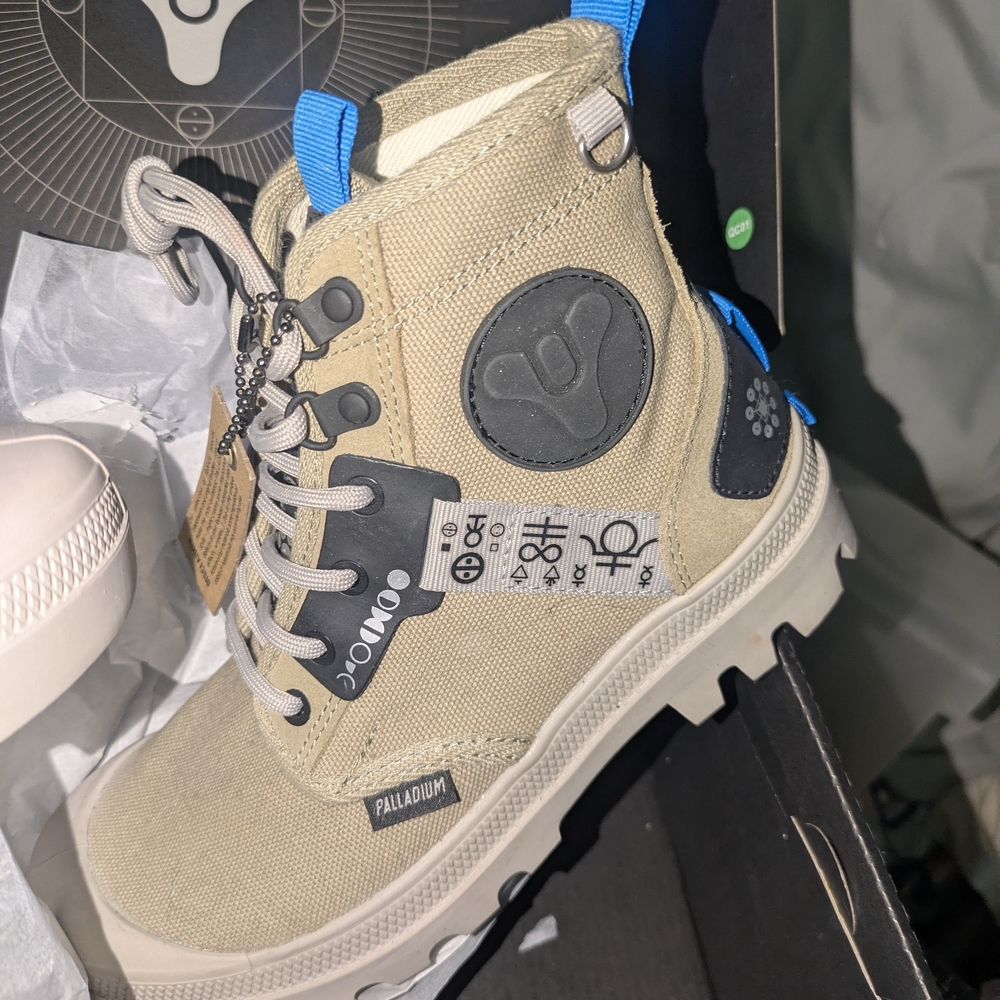 Palladium Kids Tan and Blue High-Top Boots Size 4.5 Or 5.5 Woman